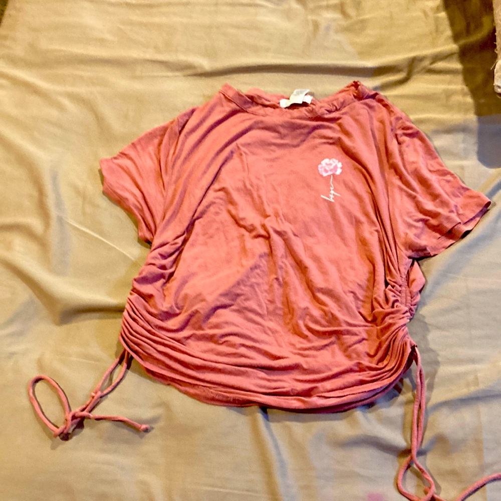 It’s pink size extra large it’s like a cropped tshirt